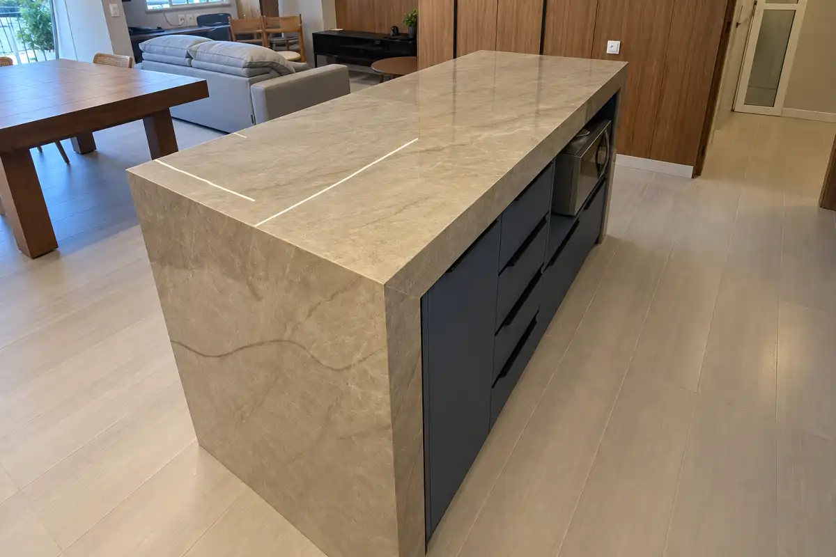 Bancada de mármore e ilha gourmet com PPF