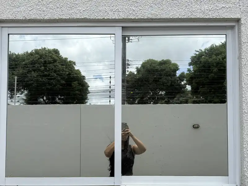 Sacada com película de privacidade