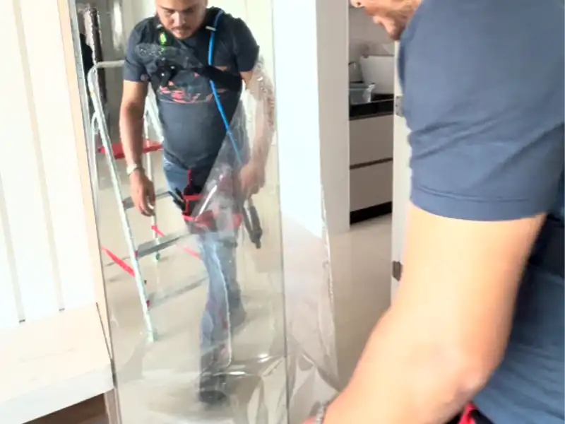 Vitrine comercial com película antivandalismo